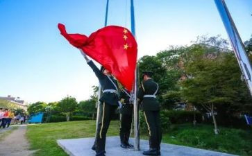 高中升旗演讲稿300推荐6篇